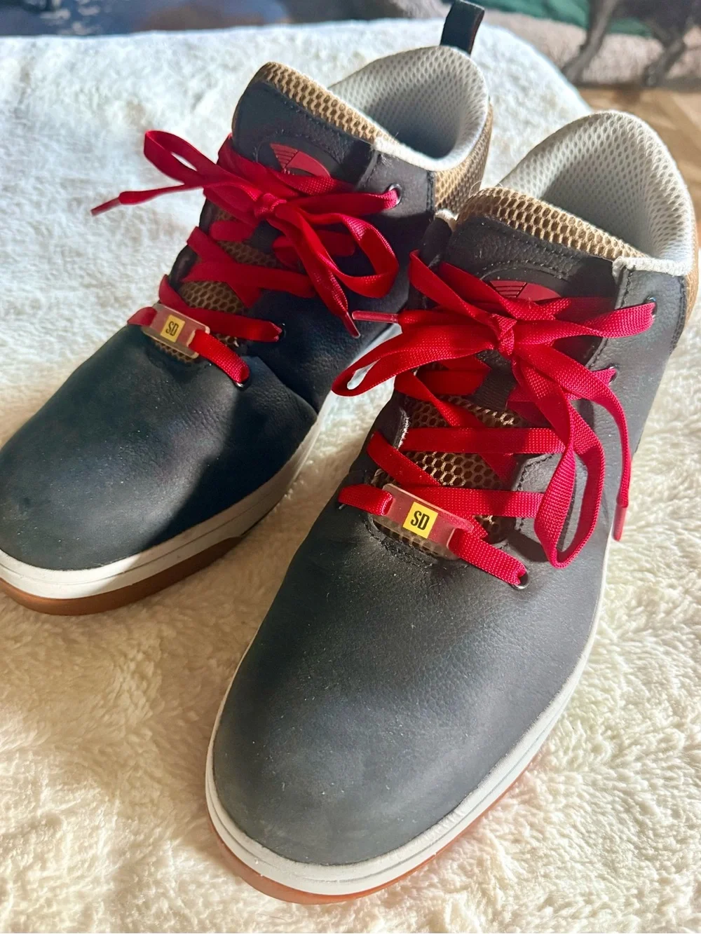 Avenger Men's Charcoal Gray Sneakers with Red Laces